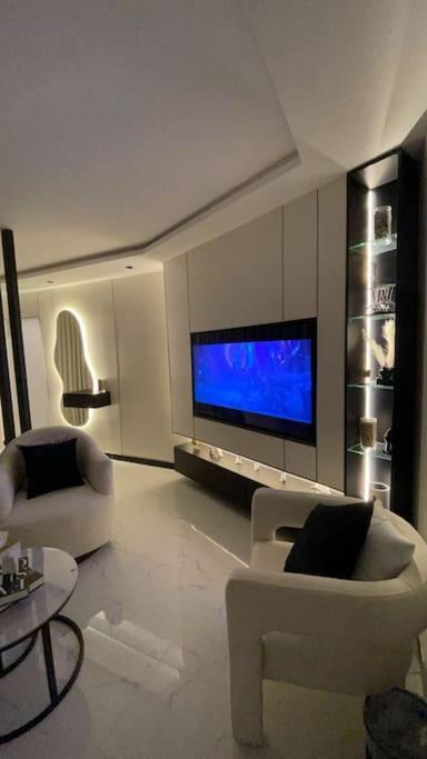 Apartment Modern Self Entry